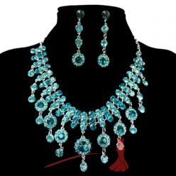 Sparkling diamonds set aquamarínový
